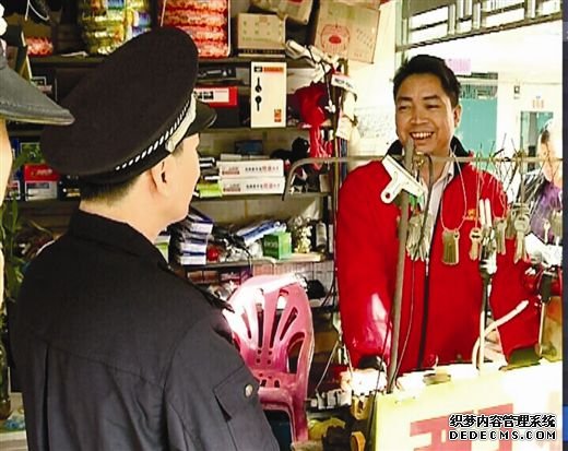 民警向祥賓路上一家開鎖店的工作人員宣傳新《條例》。