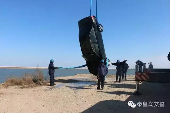 民警進(jìn)行現(xiàn)場勘查。