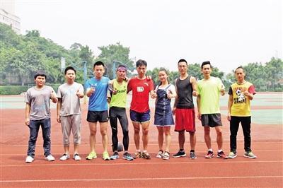 敖羅在跑友的陪伴下完成了100公里跑步。
