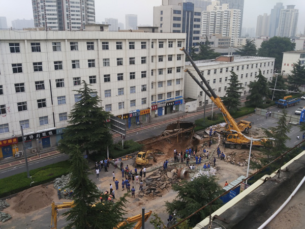 8月2日，坍塌現(xiàn)場正在施工。  本文圖片均來自澎湃新聞?dòng)浾呙鼯o