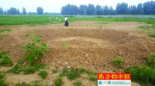 2016年8月4日，“巴鐵”生產(chǎn)研發(fā)基地7月舉行過奠基儀式的地方仍然是個大土坑，周邊荒草叢生。
