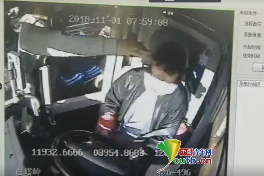 秦皇島女公交司機(jī)遭老年男乘客謾罵擊打 理智停車(chē)報(bào)警
